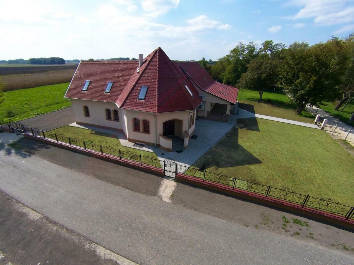 Hotel Tiszavilag Pihenohaz Tiszakécske Exterior foto