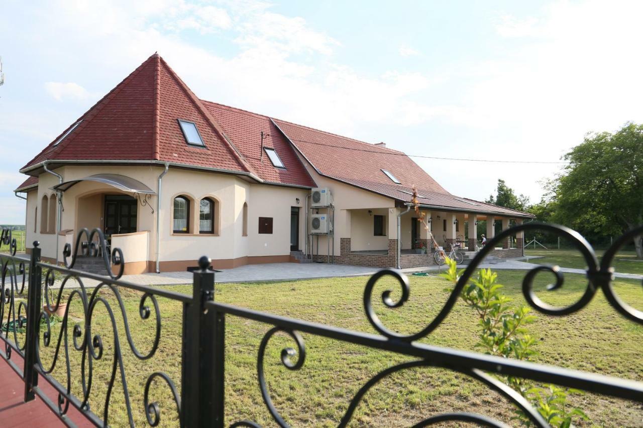 Hotel Tiszavilag Pihenohaz Tiszakécske Exterior foto