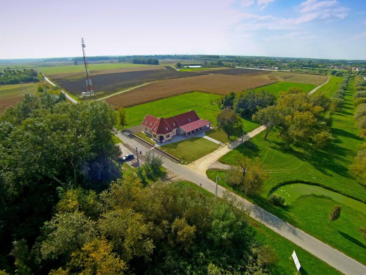 Hotel Tiszavilag Pihenohaz Tiszakécske Exterior foto