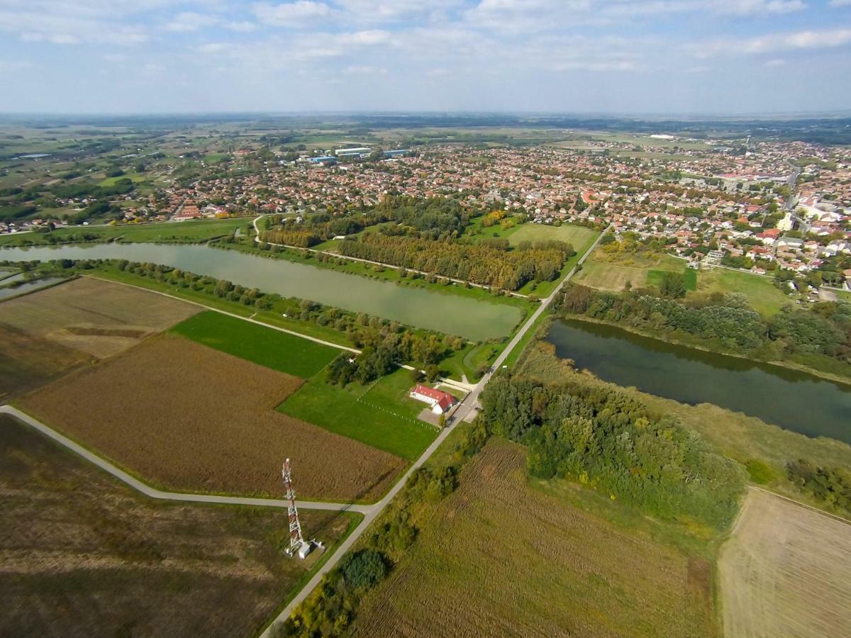 Hotel Tiszavilag Pihenohaz Tiszakécske Exterior foto