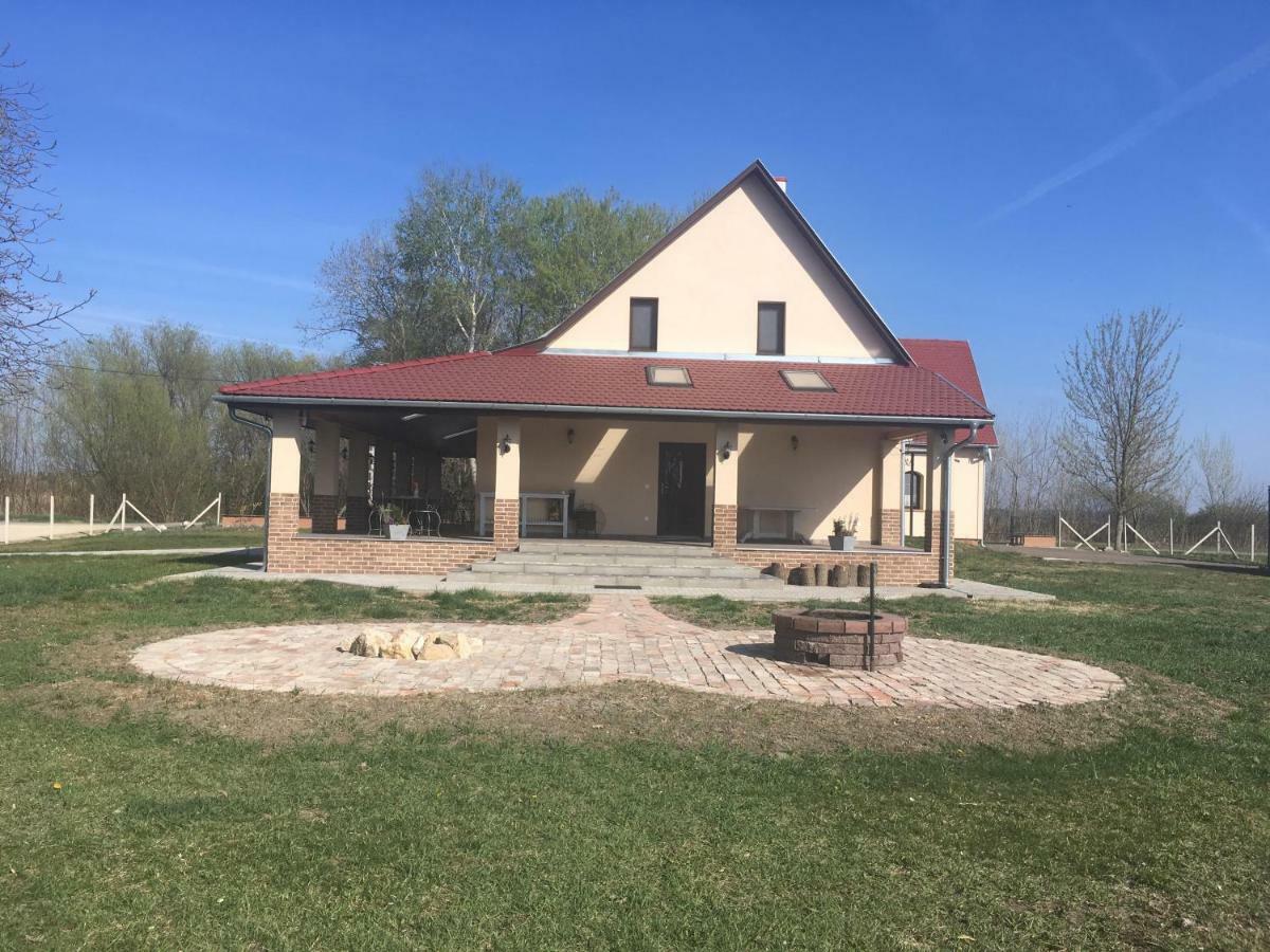 Hotel Tiszavilag Pihenohaz Tiszakécske Exterior foto