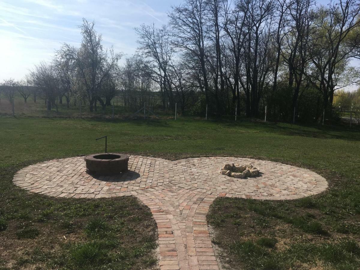 Hotel Tiszavilag Pihenohaz Tiszakécske Exterior foto
